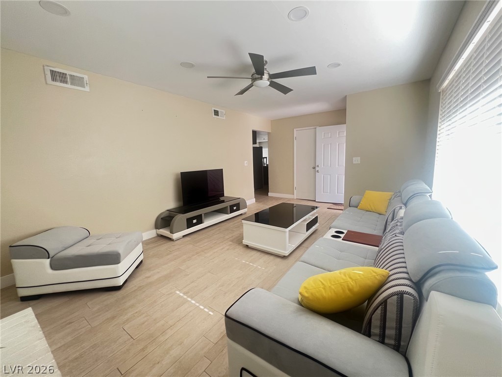 4194 Greenpoint Street Property Photo 6