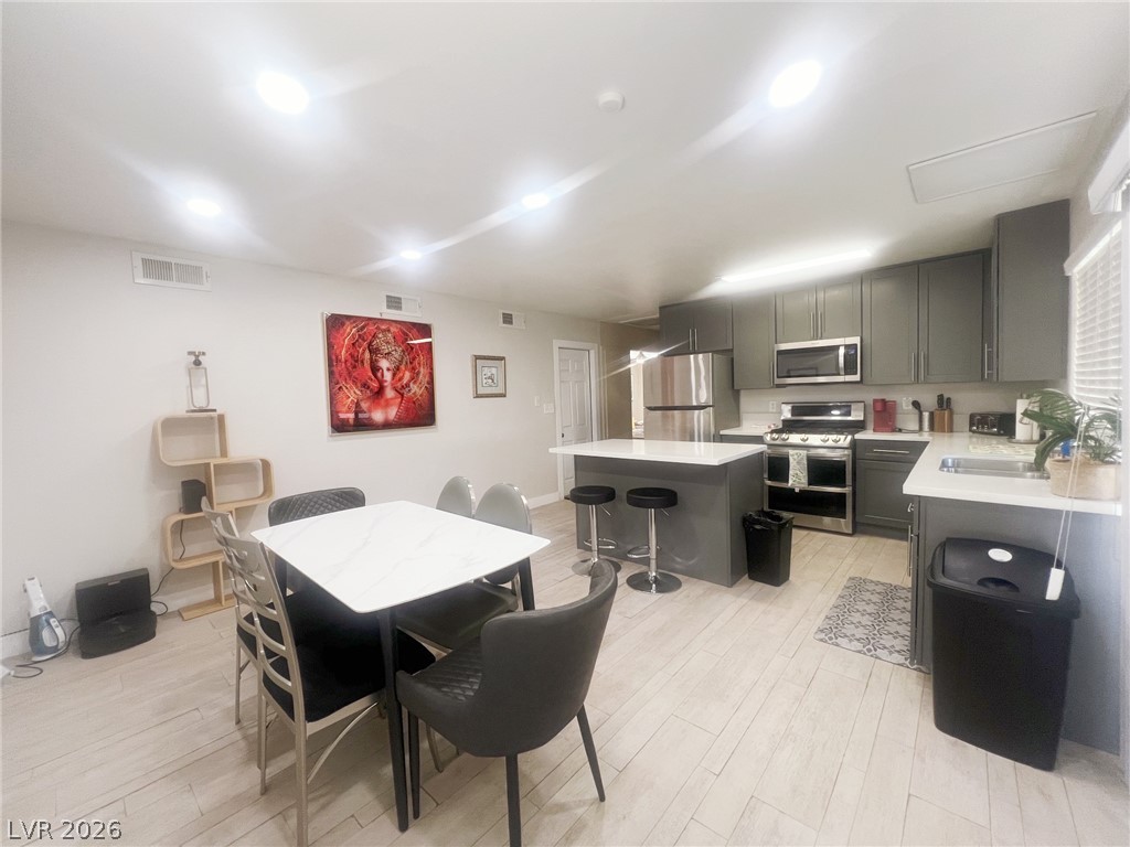 4194 Greenpoint Street Property Photo 8