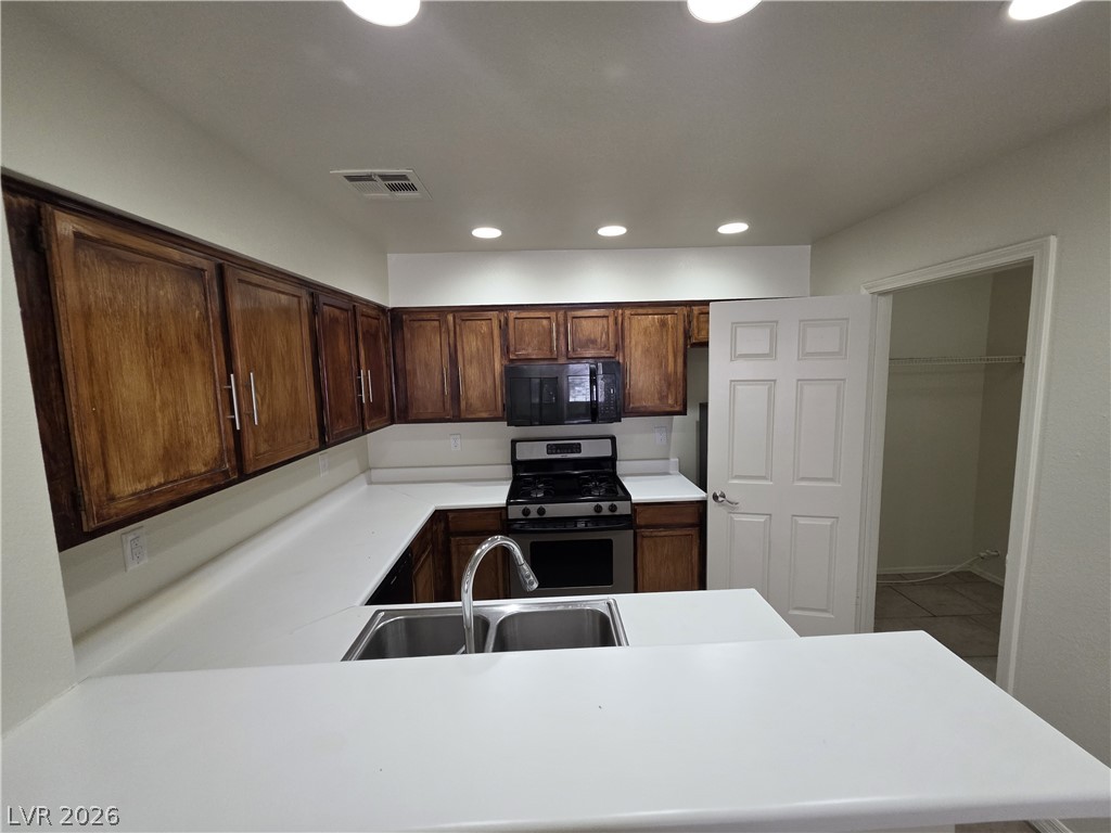2121 Chertsey Drive D Property Photo 13