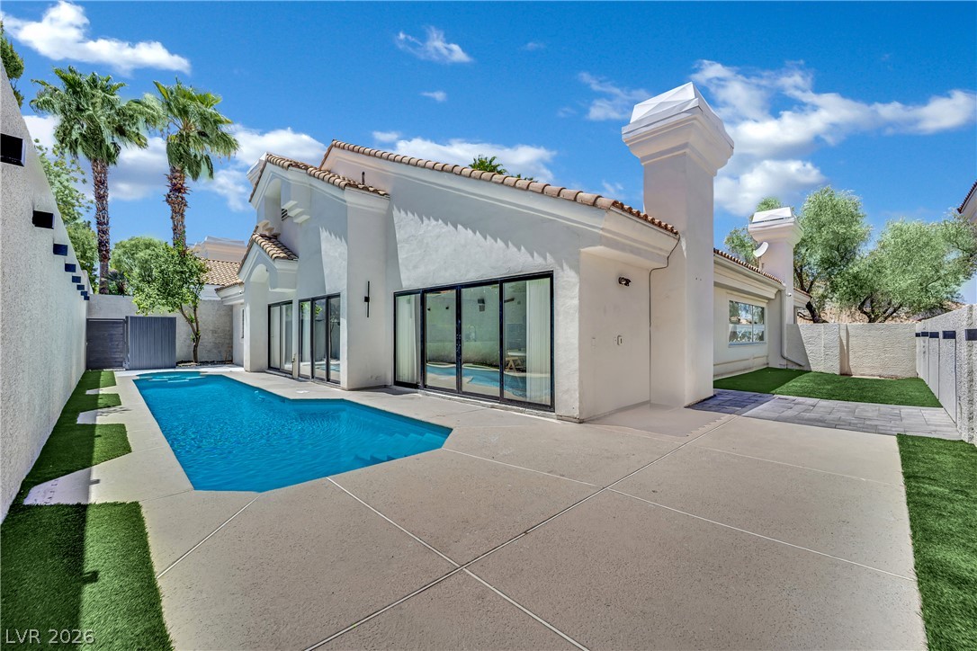 8121 Sunset Cove Drive Property Photo 4