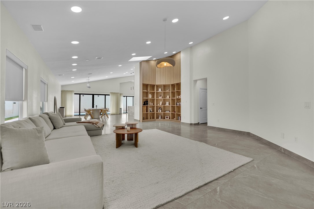 8121 Sunset Cove Drive Property Photo 6