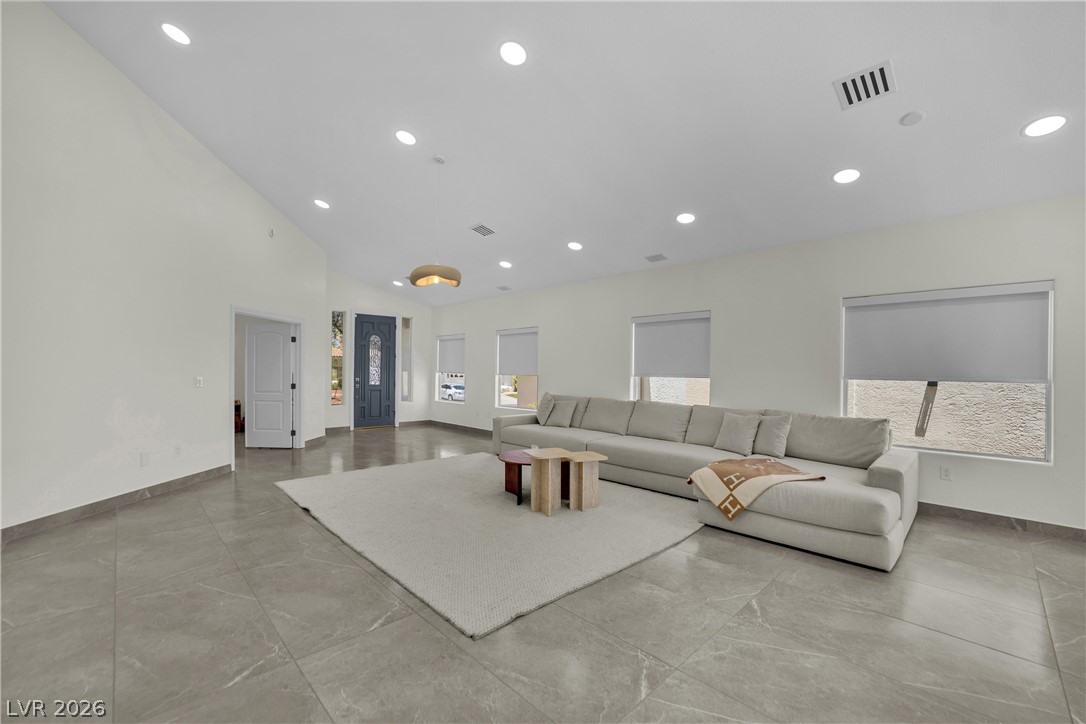 8121 Sunset Cove Drive Property Photo 7