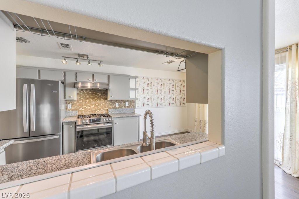 4029 Castle Cove Drive Property Photo 6