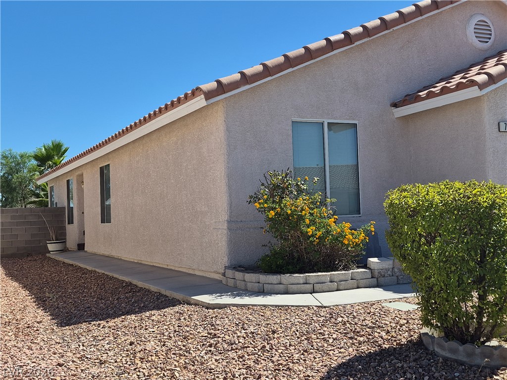 705 West Alecandro Daniel Avenue Property Photo 2