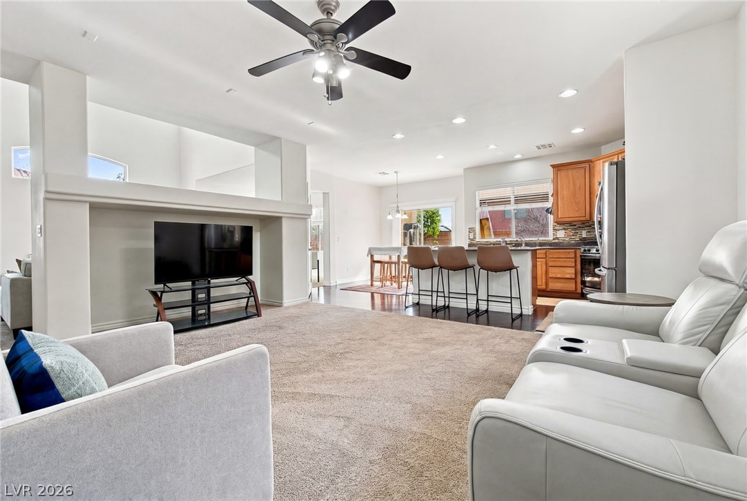 7425 Glorious Sun Drive Property Photo 9