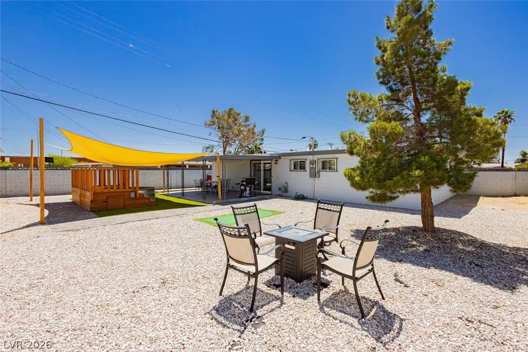 1634 Serenada Avenue Property Photo 2