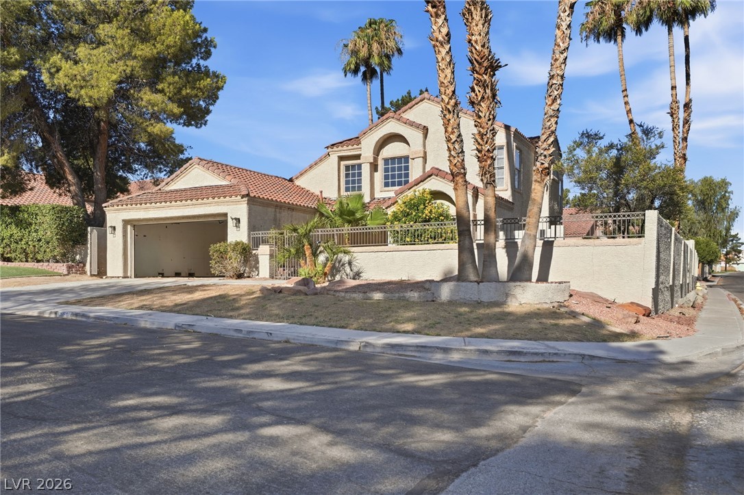 551 British Court Property Photo 3