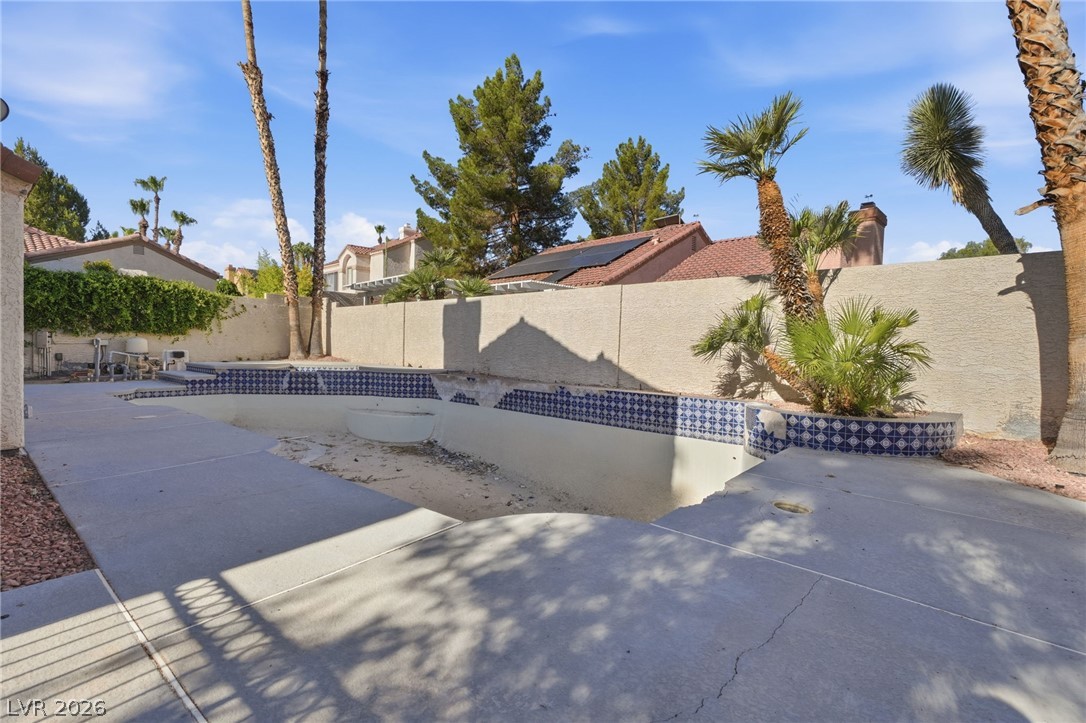 551 British Court Property Photo 34