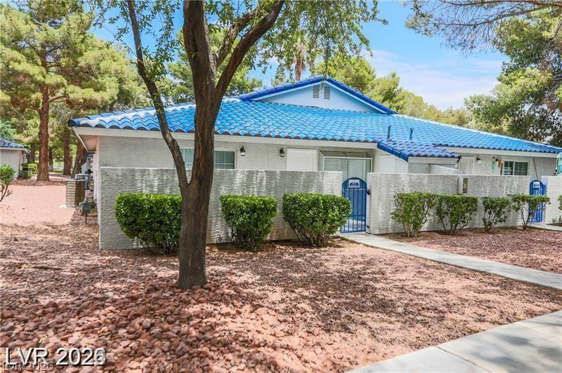 2117 Chertsey Drive C Property Photo 1