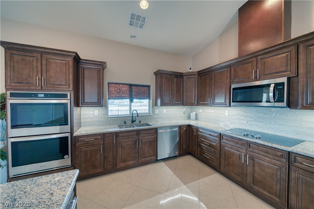 2890 Oakleaf Avenue Property Photo 3