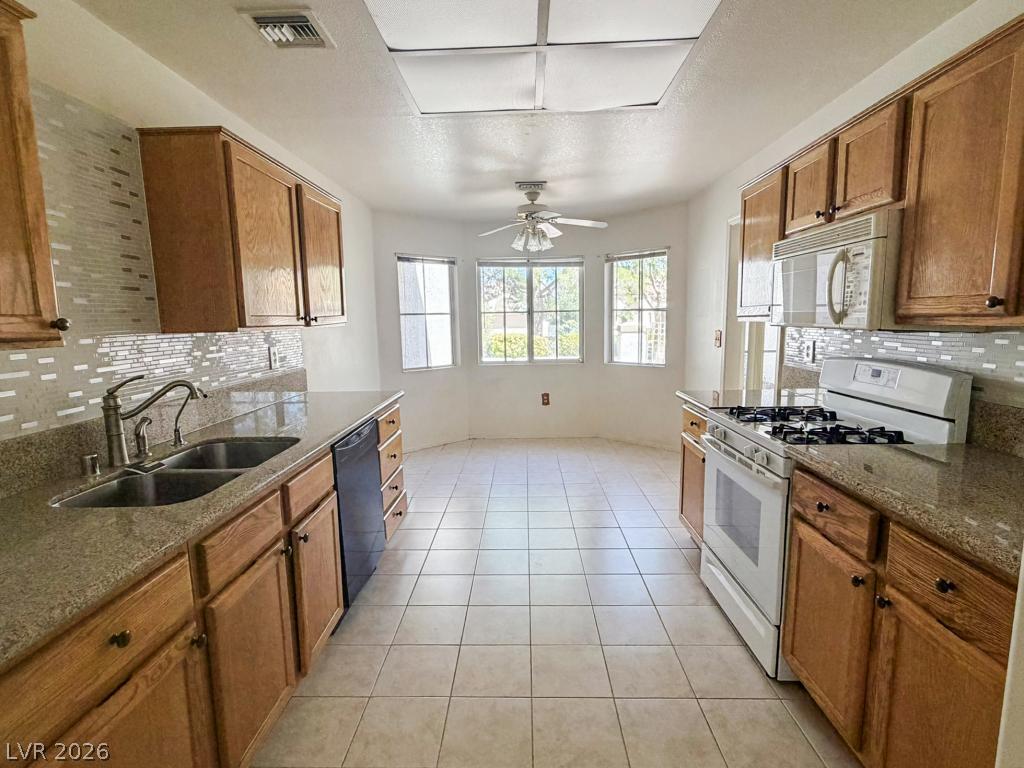 2541 Desert Glen Drive Property Photo 15
