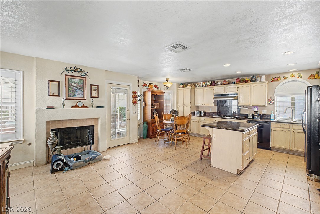 7821 Millhopper Avenue Property Photo 8