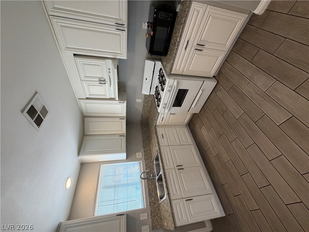2820 South Sandhill Road A Property Photo 9