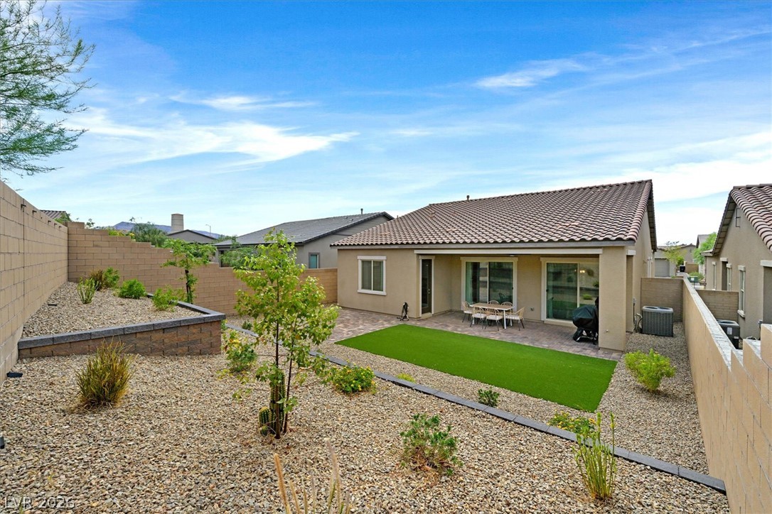 552 Comodo Street Property Photo 2