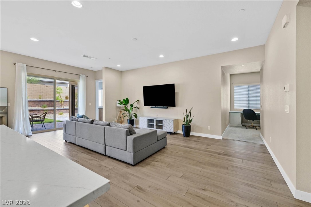 552 Comodo Street Property Photo 7