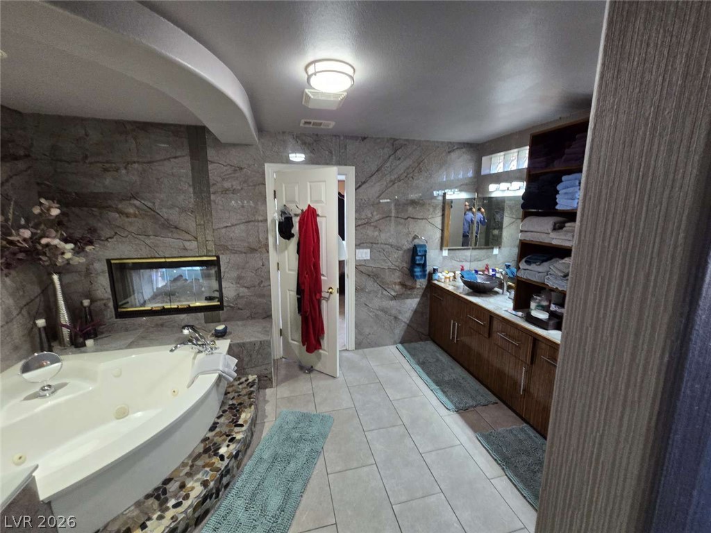 8728 Castle Hill Avenue Property Photo 13