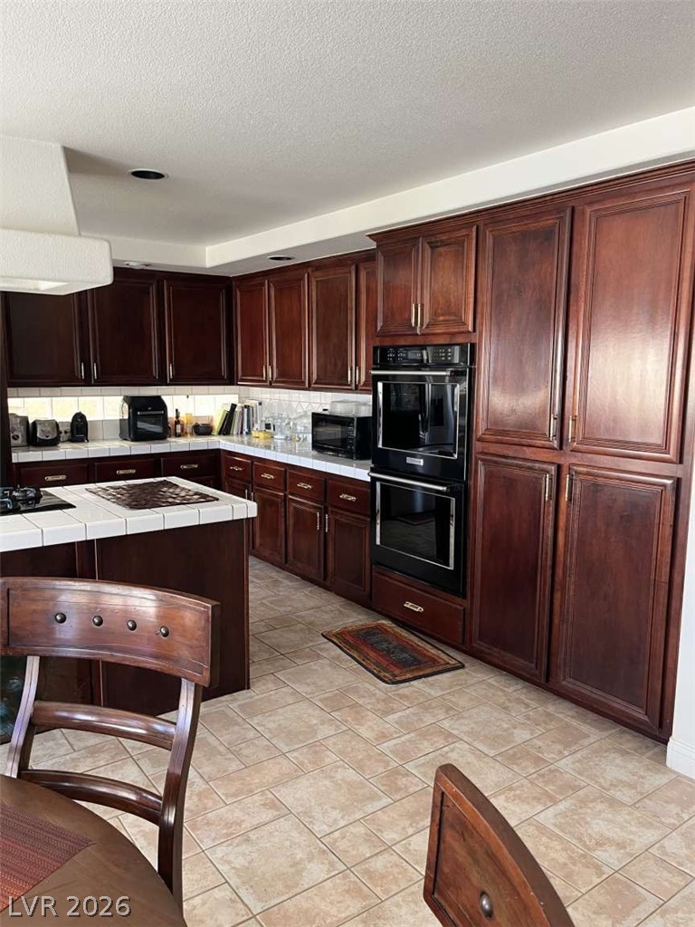 8728 Castle Hill Avenue Property Photo 27