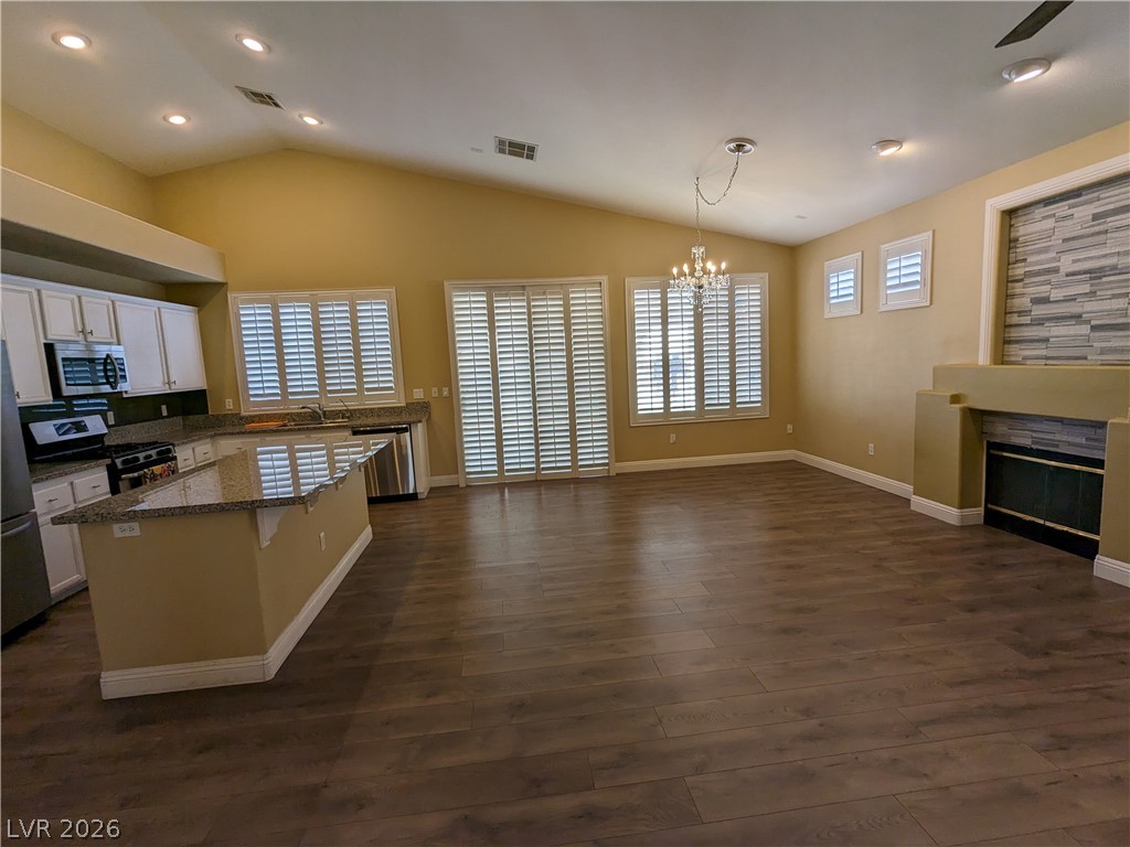 300 Tayman Park Avenue Property Photo 6