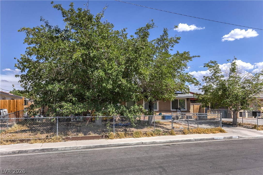 2116 West Travis Street Property Photo 3