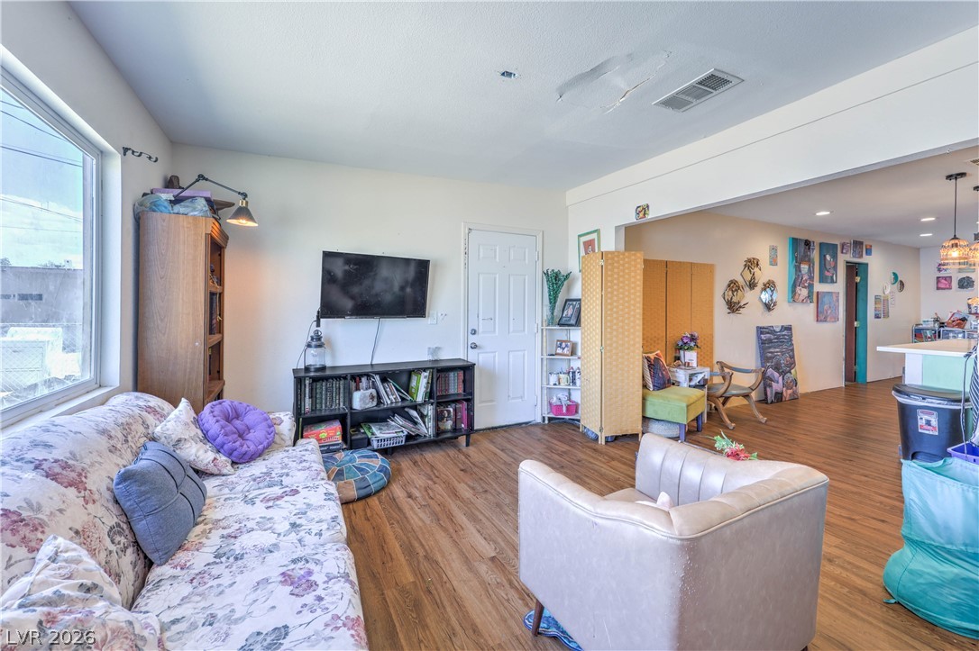 2116 West Travis Street Property Photo 6