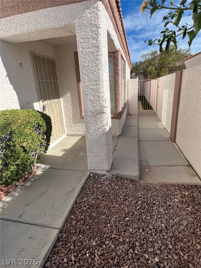 9824 Cross Creek Way Property Photo 3