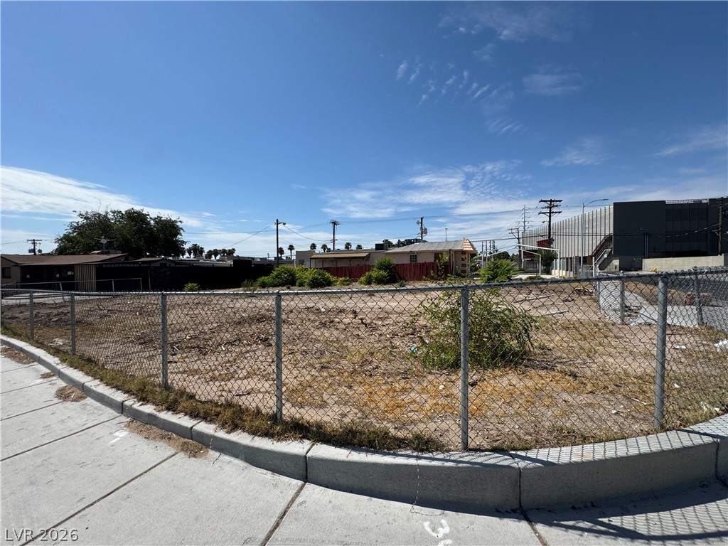 1712 Lewis Ave Property Photo 2