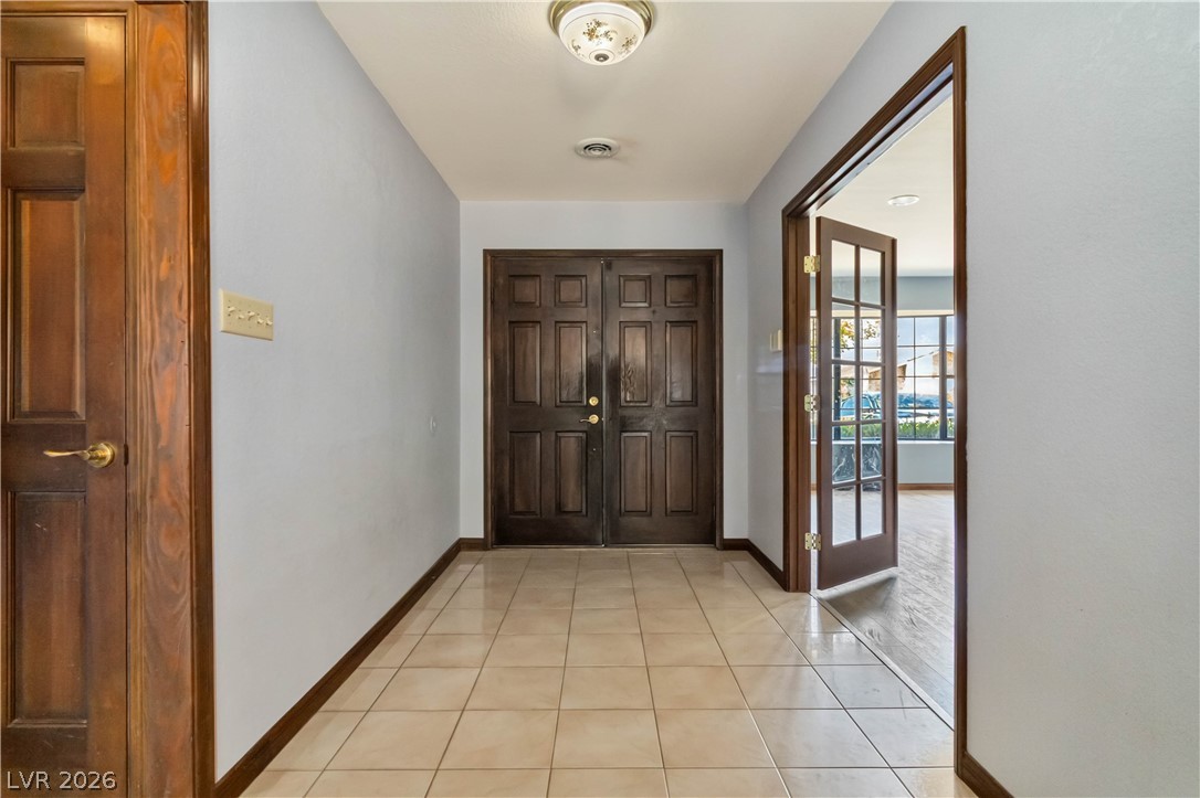 1727 Cherokee Lane Property Photo 3