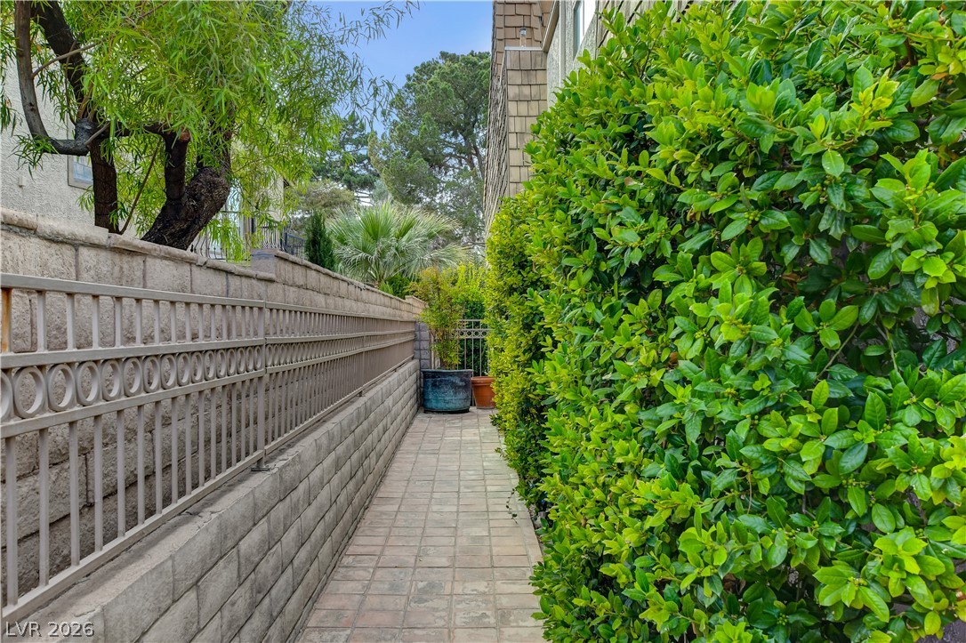 3223 Pinehurst Drive Property Photo 5