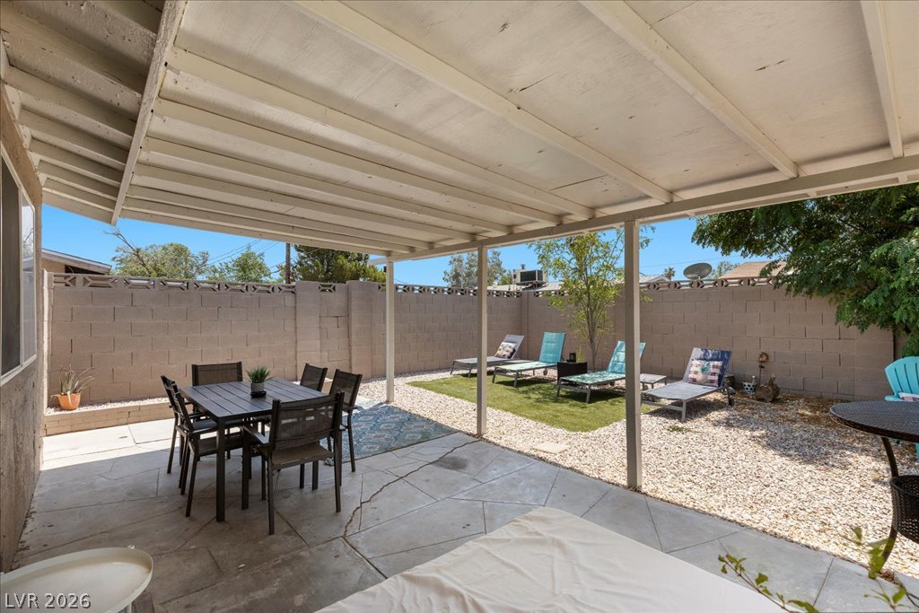 5333 Longridge Avenue Property Photo 8