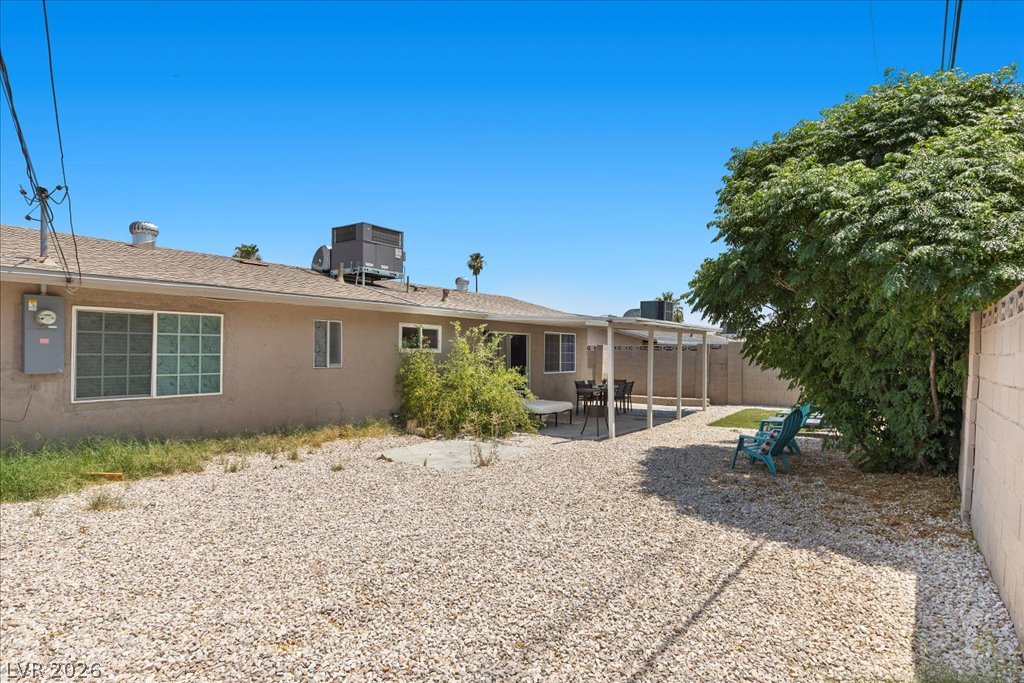 5333 Longridge Avenue Property Photo 10