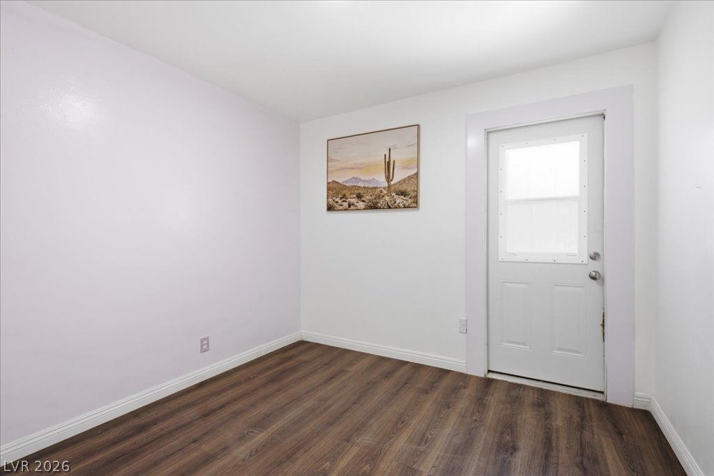 5333 Longridge Avenue Property Photo 16