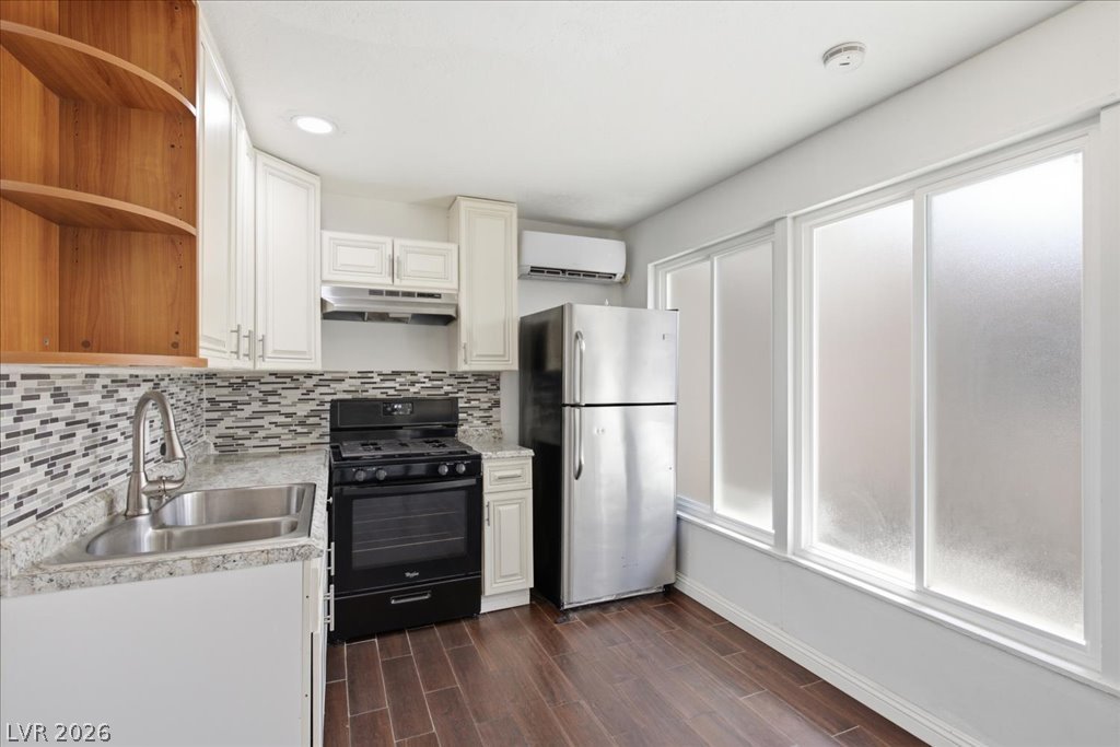5333 Longridge Avenue Property Photo 19