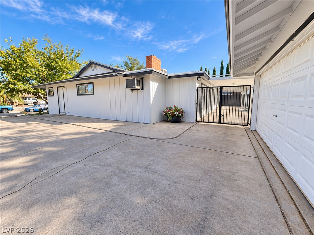 608 Bryant Court Property Photo 4
