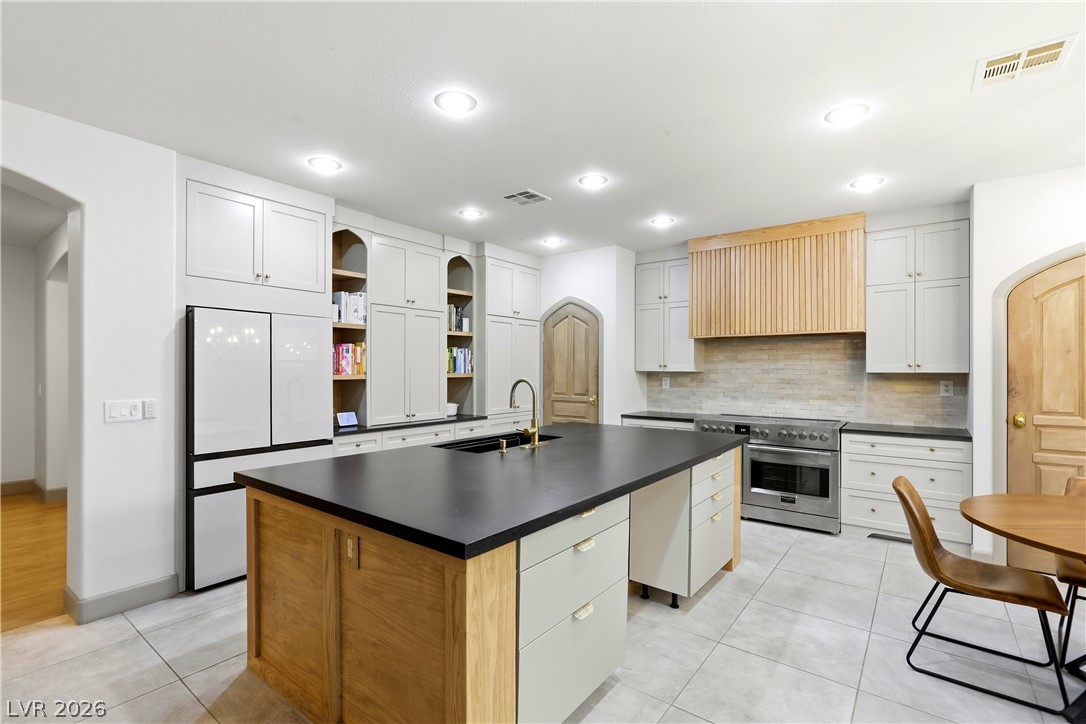 9404 Forest Edge Avenue Property Photo 15