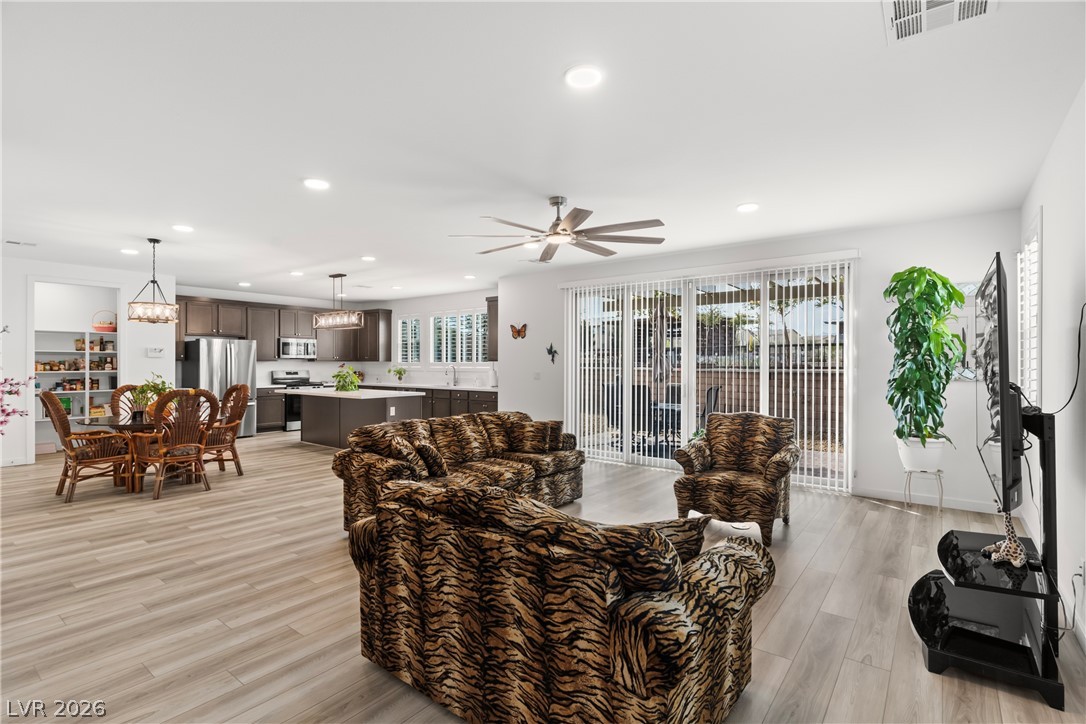 1422 Crimson Sunbird Avenue Property Photo 4