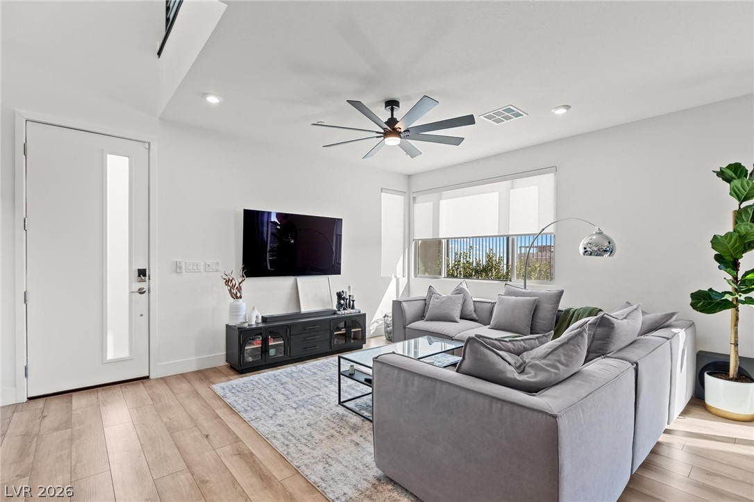 692 Echelon Street Property Photo 3