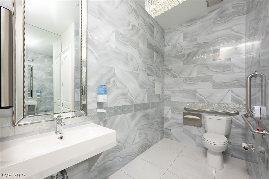 5930 North El Capitan Way Property Photo 16