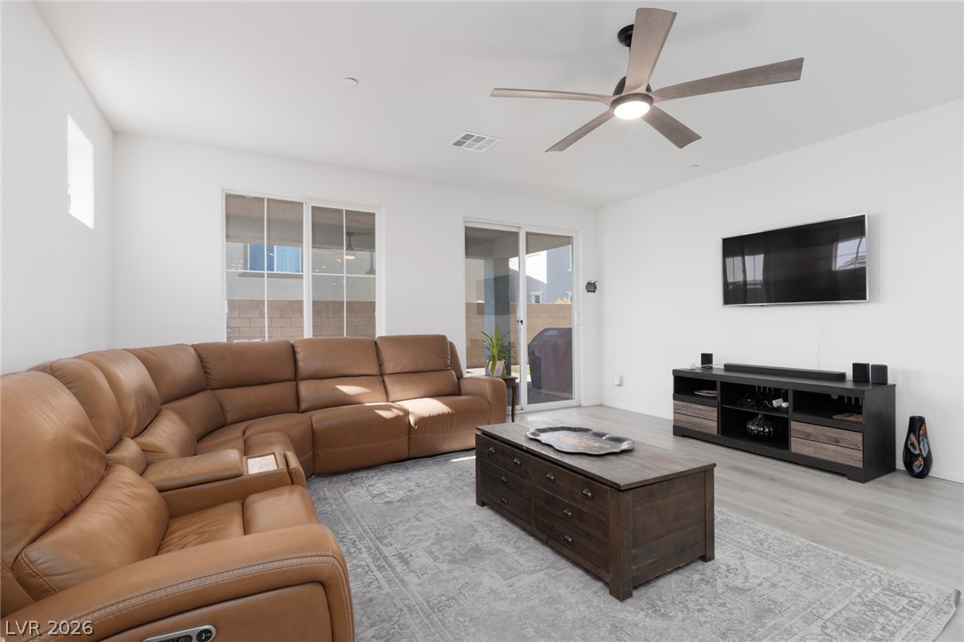 10925 Cilantro Avenue Property Photo 7