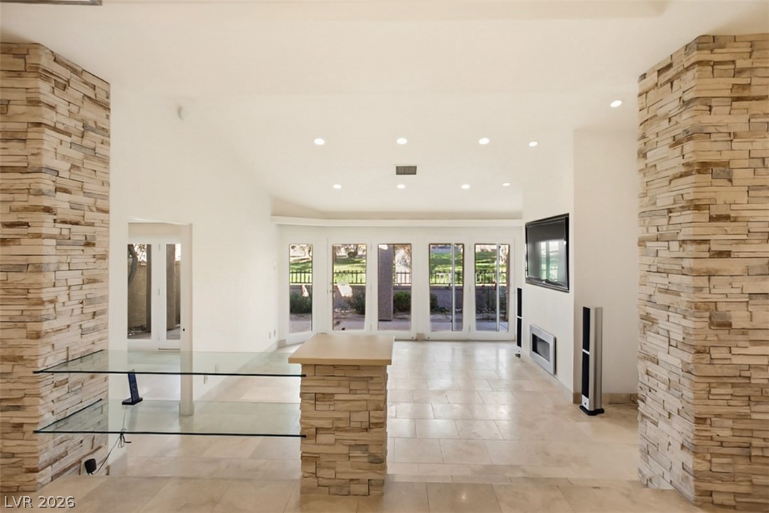 7146 Mission Hills Drive Property Photo 4