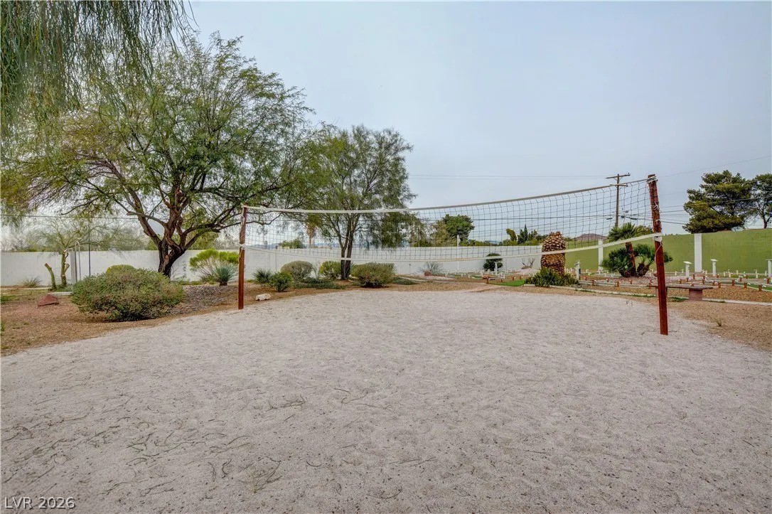 2720 East Quail Avenue Property Photo 7