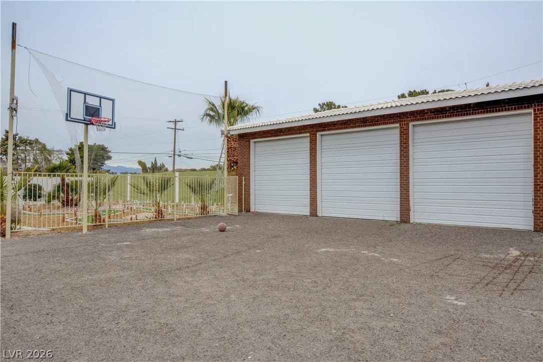 2720 East Quail Avenue Property Photo 8