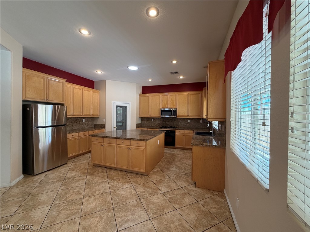 7185 Windy Peak Court Property Photo 9