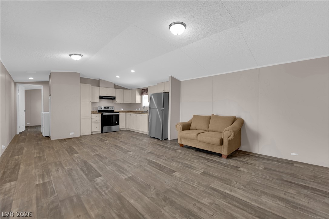 5240 Los Pinos Street Property Photo 3