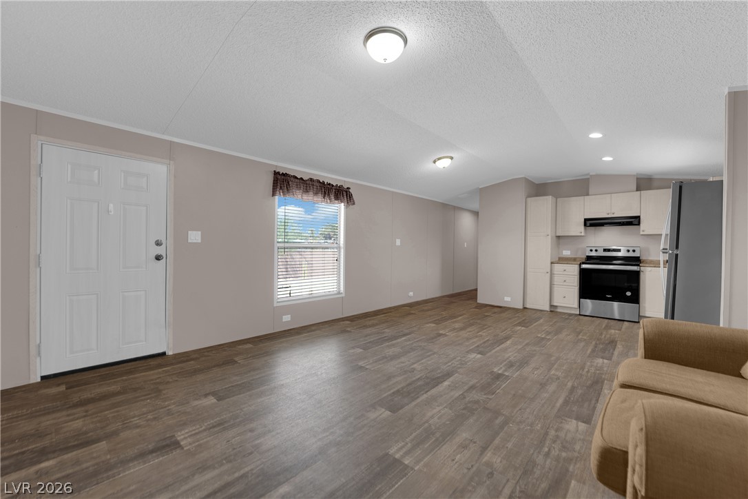 5240 Los Pinos Street Property Photo 4