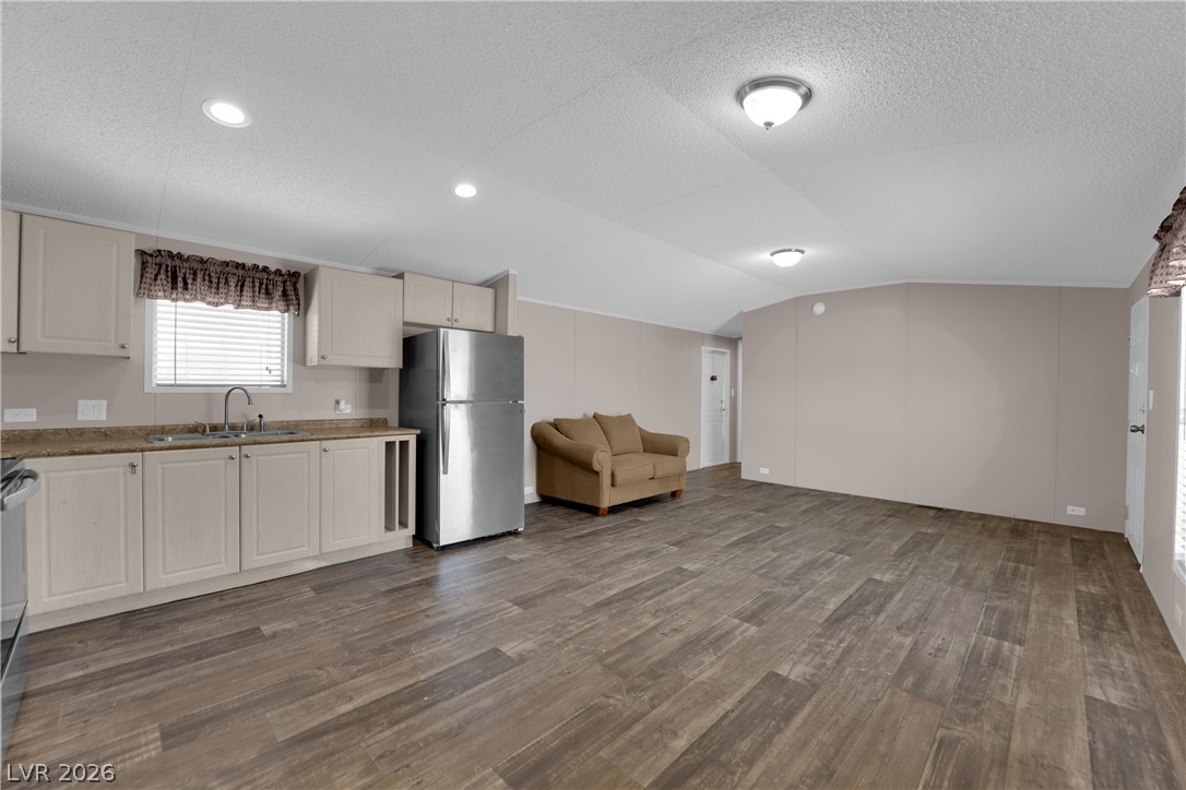 5240 Los Pinos Street Property Photo 5