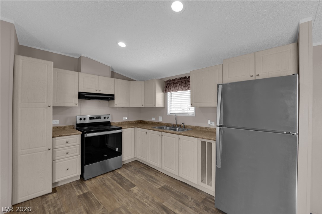 5240 Los Pinos Street Property Photo 7