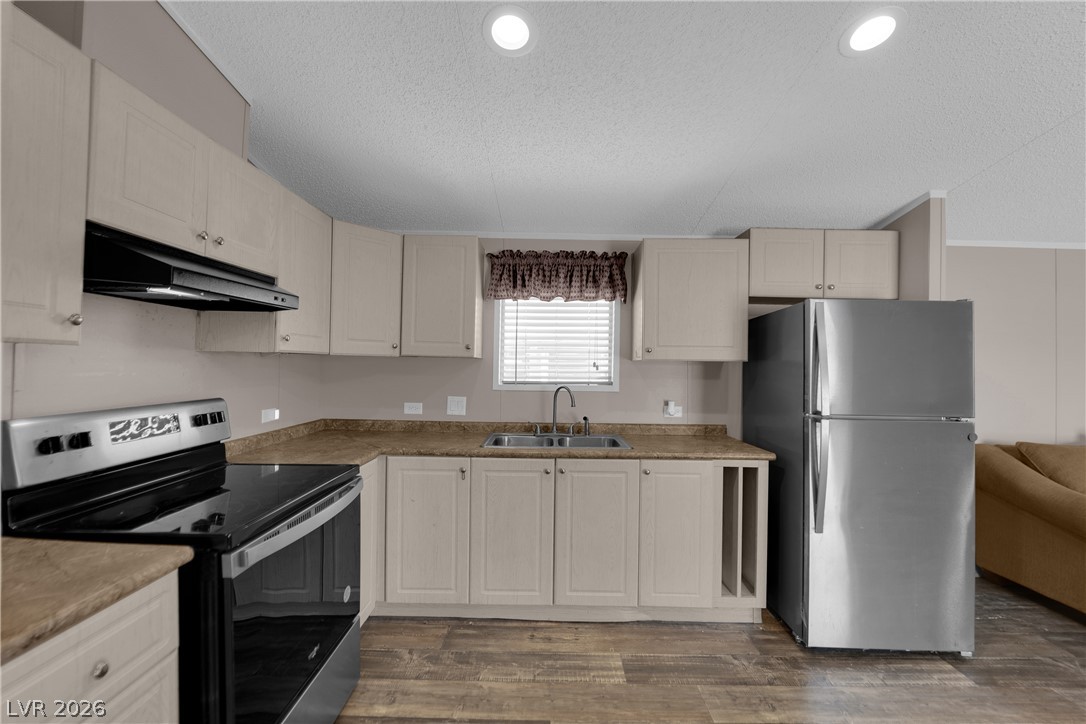 5240 Los Pinos Street Property Photo 8
