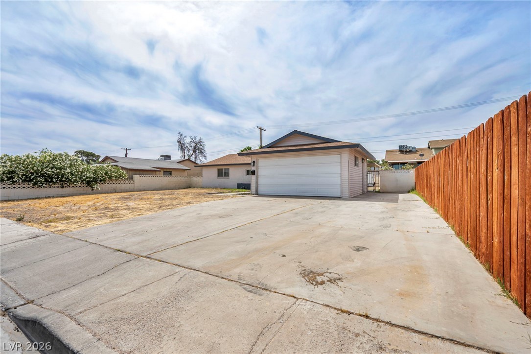 913 De Met Drive Property Photo 4