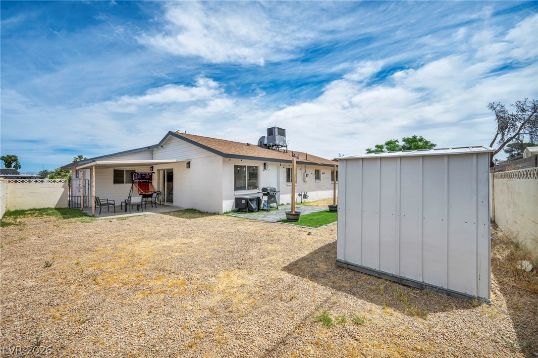 913 De Met Drive Property Photo 32