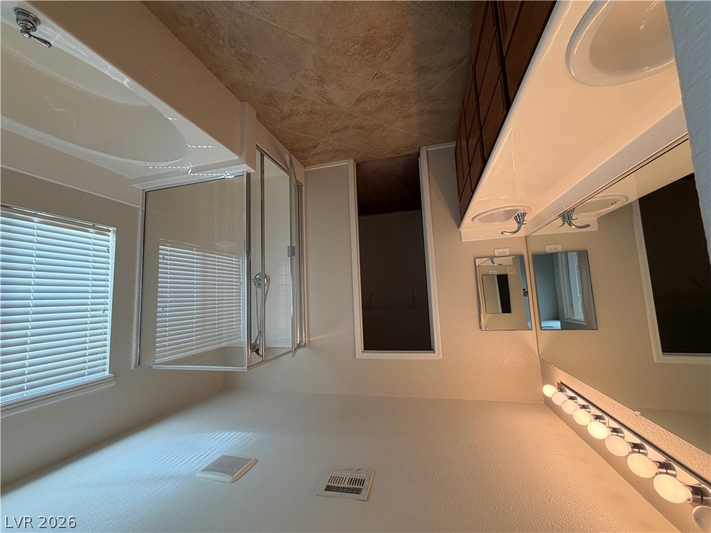 5558 Golden Palms Court Property Photo 18